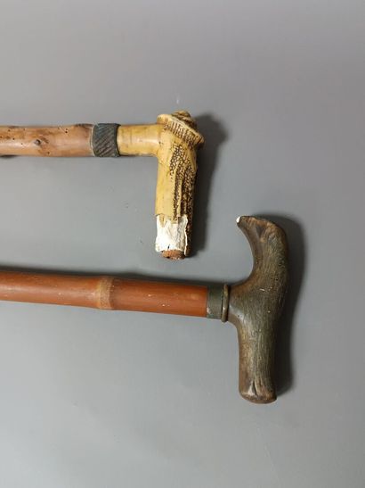Lot de deux cannes en bois.
La première au...