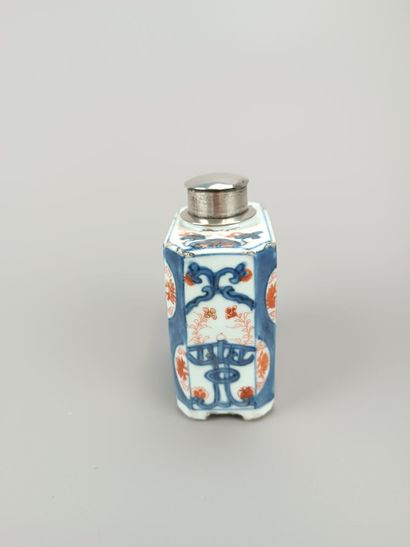 IMARI
Bouteille en porcelaine bleue, rouge...