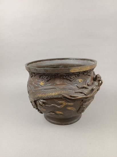 JAPON ou CHINE
Cache pot en bronze à décor...