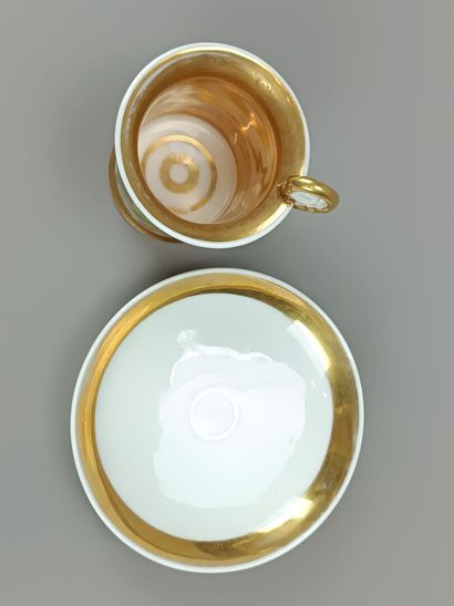 Tasse et sous-tasse en porcelaine polychrome...