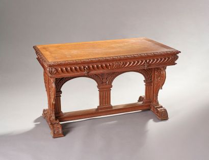 Bureau plat en chêne, décor toute face de...