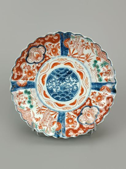 IMARI.
Assiette en porcelaine polychrome.
Décor...