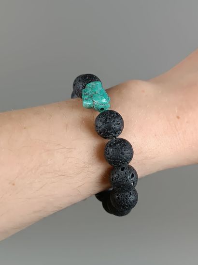 Bracelet de pierres de lave orné d'une t...