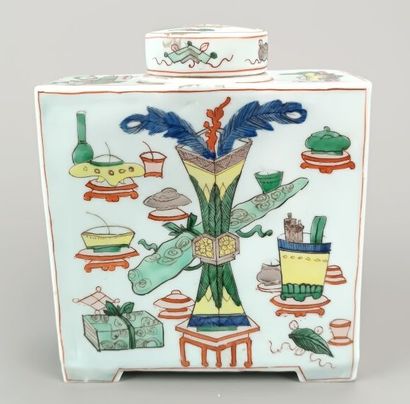 CHINE.
Bouteille en porcelaine polychrome....