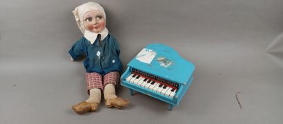 Lot de jouets comprenant: 
-un piano miniature...