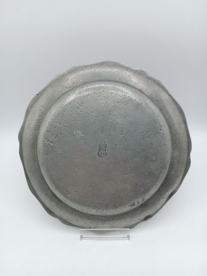 Assiette en étain, l'aile polylobée bordée...