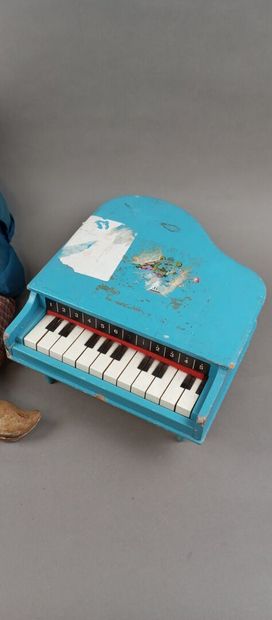 Lot de jouets comprenant: 
-un piano miniature...