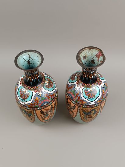 JAPON ou CHINE
Paire de vases balustres en...