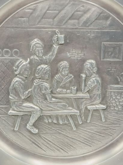 Assiette en étain, le fond à décor d'une...
