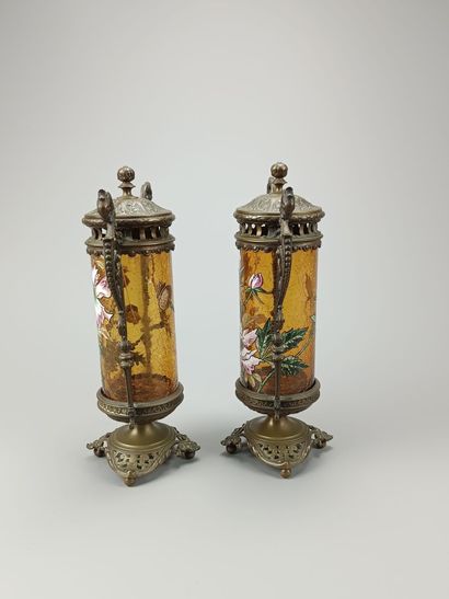 Paire de vases rouleaux en verre émaillé.
Décor...