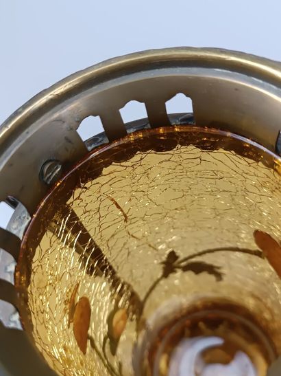 Paire de vases rouleaux en verre émaillé.
Décor...