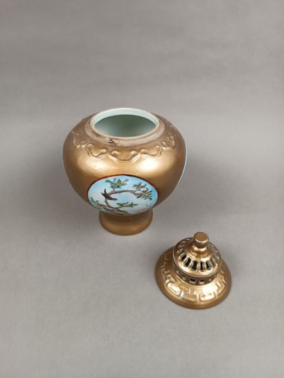 CHINE
Potiche couverte en porcelaine dorée....