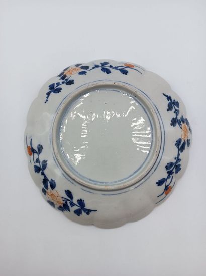 IMARI.
Paire d'assiettes en porcelaine blanche...