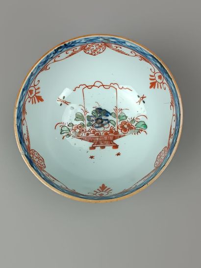 CHINE. 
Bol à thé en porcelaine polychrome.
Décor...
