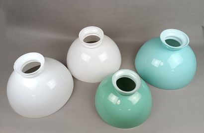 Lot de quatre opalines de lustre.
Trois opalines...