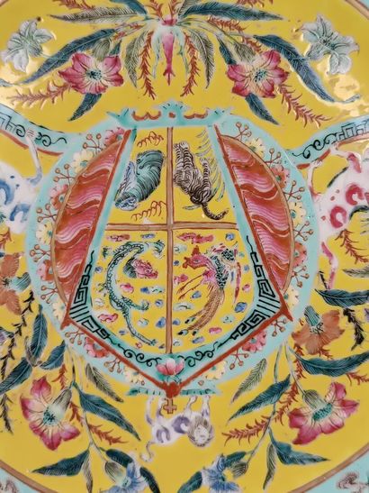 CHINE, XIXème siècle?
Assiette en porcelaine...