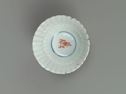 CHINE
Petit bol en porcealaine.
Col dentelé....