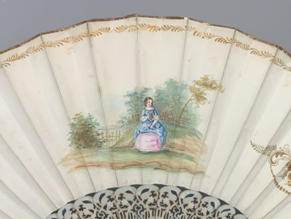 Deux éventails à décor de scènes galantes.
Décor...
