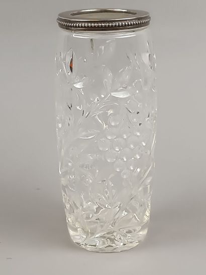Vase en verre moulé orné de motifs stylisés.
Monture...