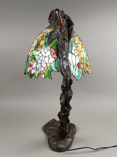 E. THOMASSON, d'après
Lampe en bronze figurant...