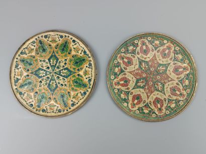 Paire de plaques de forme circulaire en bronze...