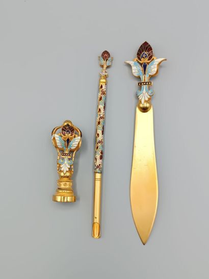 Nécessaire de bureau en métal doré et émaux...