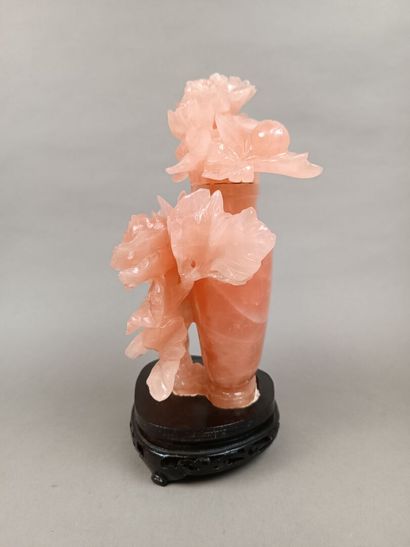 CHINE. 
Vase couvert en quartz rose.
Décor...
