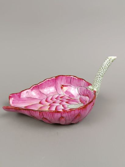 CHINE
Bol en porcelaine en forme de lotus...