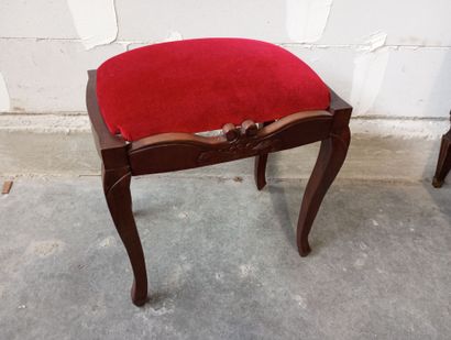 Tabouret en acajou de forme chantournée.
Pose...