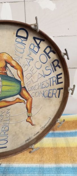 Grosse caisse d'orchestre en bois. 
La peau...