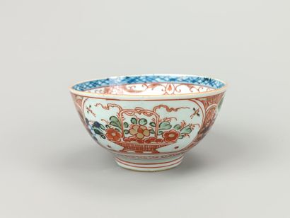 CHINE. 
Bol à thé en porcelaine polychrome.
Décor...