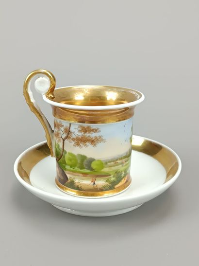 Tasse et sous-tasse en porcelaine polychrome...