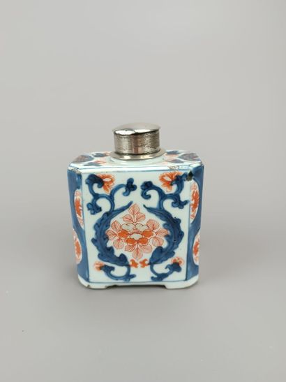 IMARI
Bouteille en porcelaine bleue, rouge...