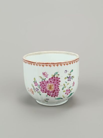 CHINE.
- Pot de forme cylindrique. Décor...