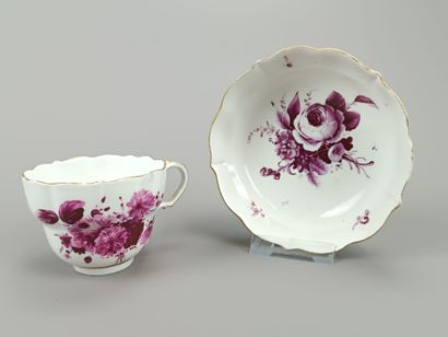 MEISSEN? 
Tasse et une sous-tasse en porcelaine.
Décor...