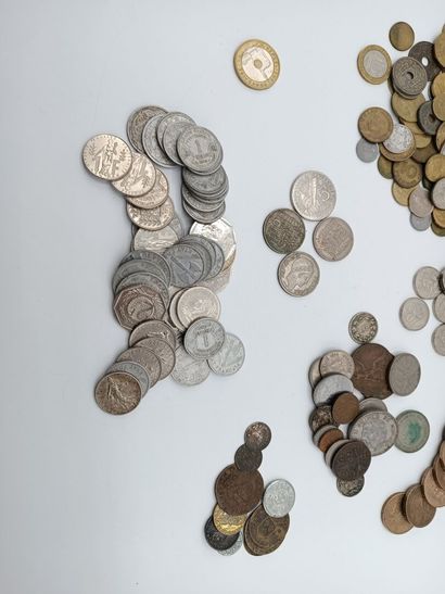 Lot de pièces démonétisées et billets, principalement...