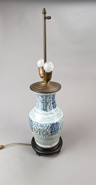 CHINE.
Vase balustre en porcelaine bleue...