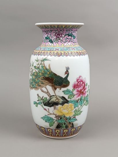 CHINE, style Famille Rose
Vase balustre en...