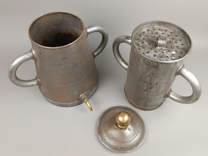 MILITARIA
Grande cafetière dite de tranchée,...