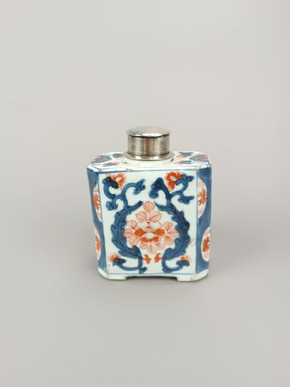 IMARI
Bouteille en porcelaine bleue, rouge...