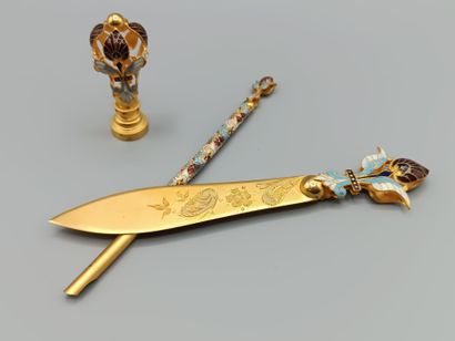 Nécessaire de bureau en métal doré et émaux...