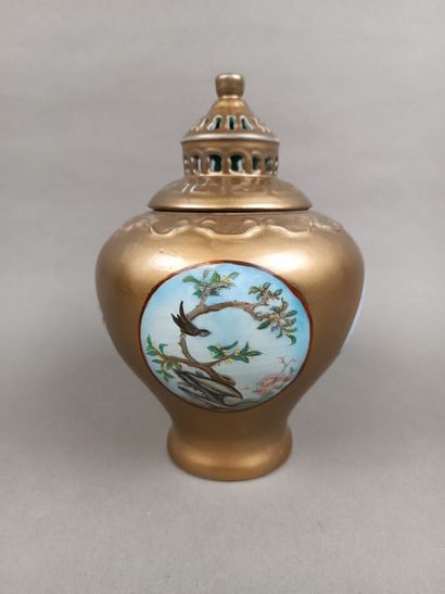 CHINE
Potiche couverte en porcelaine dorée....