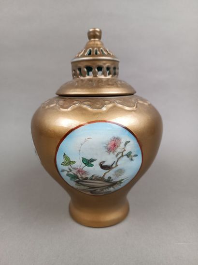 CHINE
Potiche couverte en porcelaine dorée....