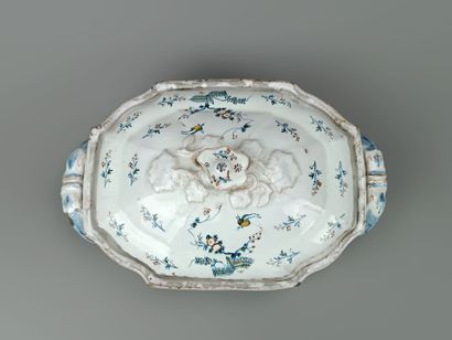 Soupière ou pot à oil couvert de forme mouvementée.
Décor...