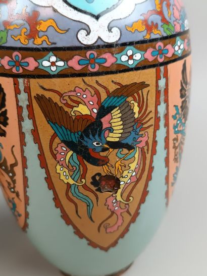 JAPON ou CHINE
Paire de vases balustres en...