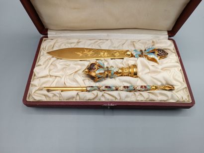 Nécessaire de bureau en métal doré et émaux...