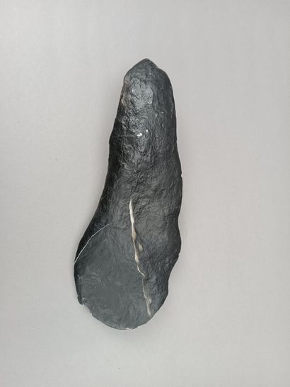 CHINE
Pierre noire ornée d'une femme en semi-relief
L:...
