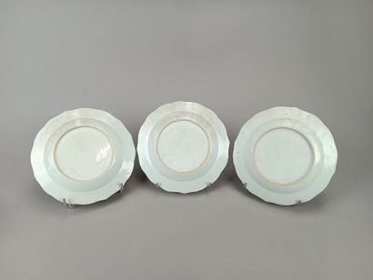 CHINE.
Suite de trois assiettes de forme...