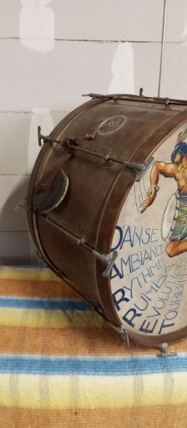 Grosse caisse d'orchestre en bois. 
La peau...