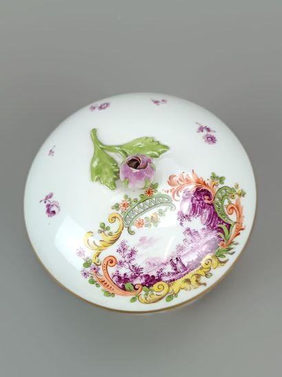 SAXE
Sucrier couvert en porcelaine
Décor...